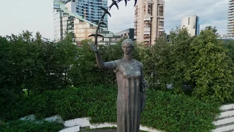 The First Swallows statue at sunset in Vilnius, Lithuania  Vidéo 251748987