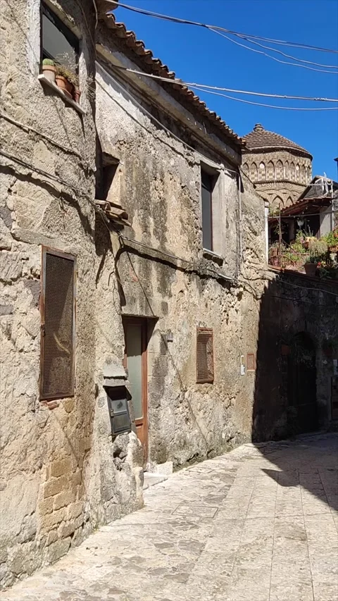 First vertical personal view of a walk in the old tiny streets of a italian.. Video stock 251986272