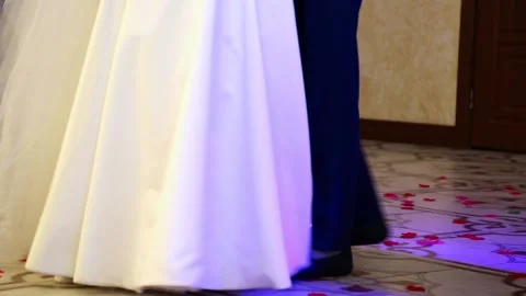 The first wedding dance of the newlyweds Stock Footage 99051572