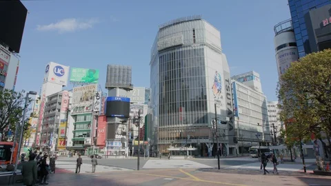 First weekend after emergency declaration of Tokyo Covid-19   Tilt down Vídeo Stock 128162958