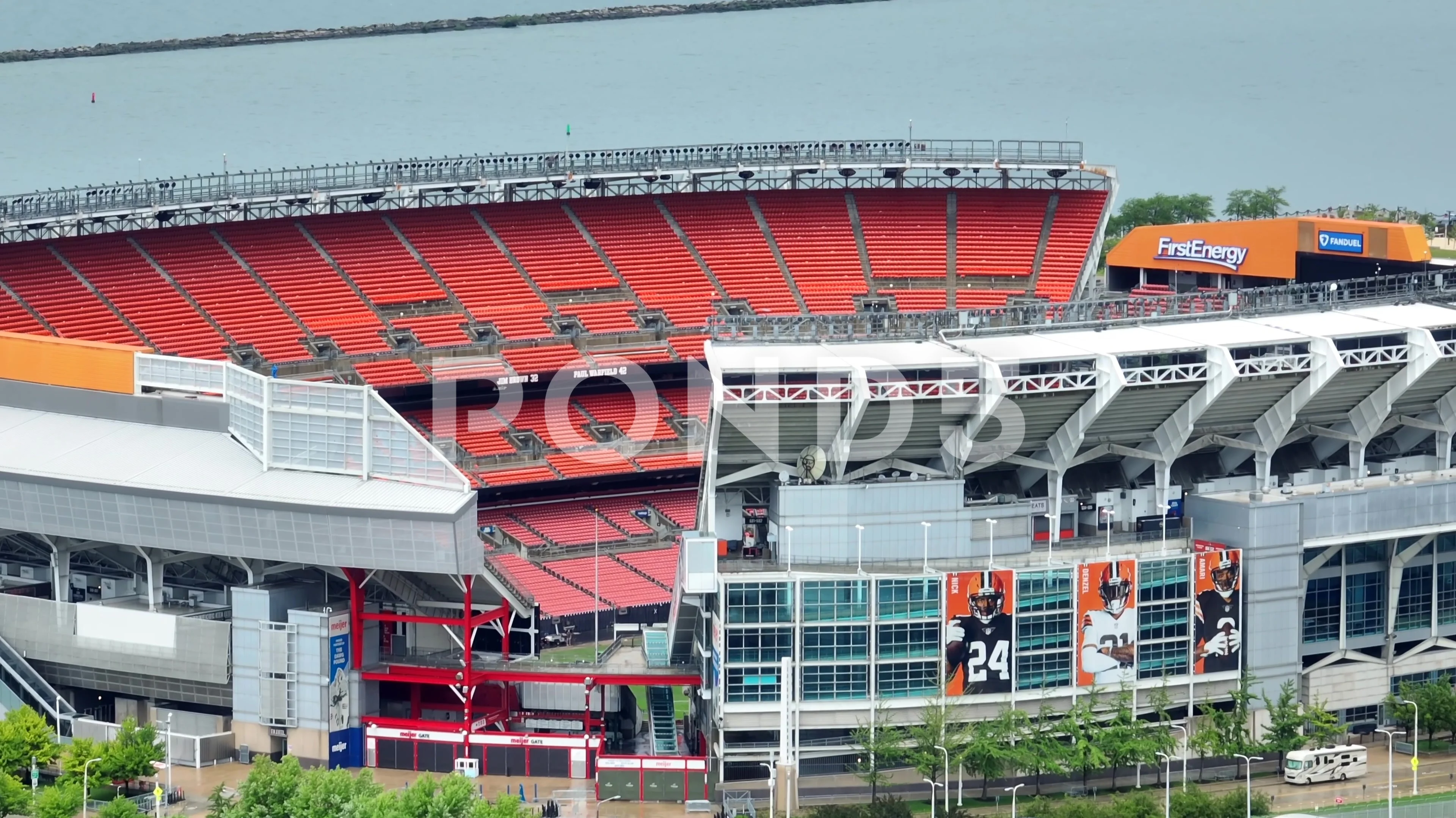 Skunk spotted at Cleveland Browns, Tampa Bay Buccaneers game (video)