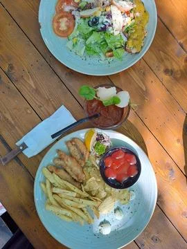 Fish and chips and beef and chips Stock-Fotos