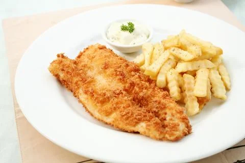 Fish and chips on white dish. Foto stock