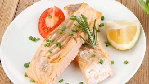 Fish : baked salmon strips with vegetable salad Видео 88923699