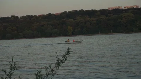 Fish boat with engine sailing on river. 库存影片 136358760
