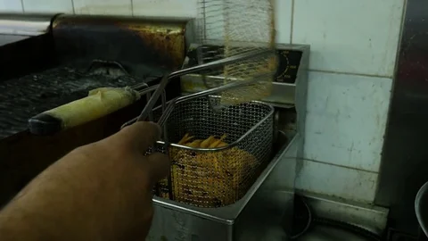 Fish into deep fry 4K 스톡 동영상 74572833