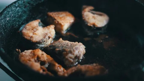 Fish fried in a frying pan until golden brown Vídeos de archivo 74262287