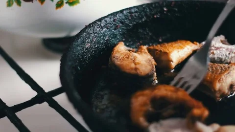 Fish fried in a frying pan until golden brown Vídeos de archivo 74276317