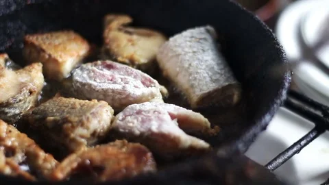 Fish fried in a frying pan until golden brown Vídeos de archivo 74281779