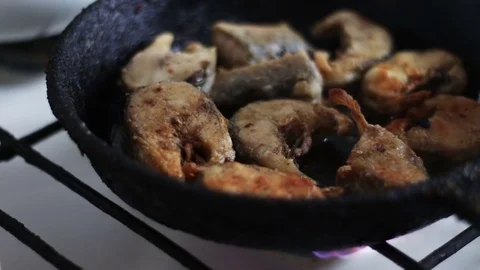 Fish fried in a pan turned with a fork Vídeos de archivo 74282473