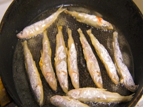 Fish fried in a skillet. Smelt. 库存影片 73515759
