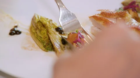 Fish with lemon Vídeos de archivo 104663476