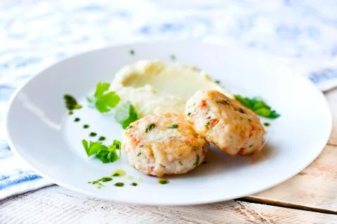 Fish or chicken cutlets with mashed potatoes Foto stock