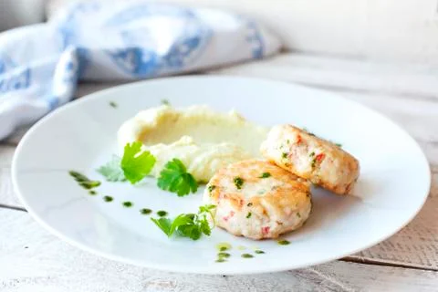 Fish or chicken cutlets with mashed potatoes Foto stock