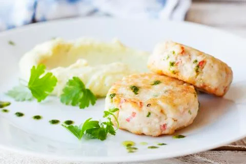 Fish or chicken cutlets with mashed potatoes Foto stock