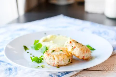 Fish or chicken cutlets with mashed potatoes Foto stock
