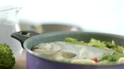 Fish in the pan 库存影片 92274441