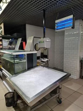 Fish section in a supermarket with an ice cube stand and tank with live fish Fotos Stock