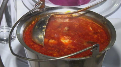 Fish soup is poured into a plate 库存影片 44420891