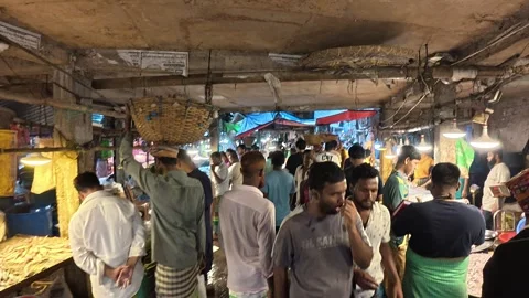 Fish Traders Serving Customers at Busy Wholesale Market in Dhaka Vidéo 343142875