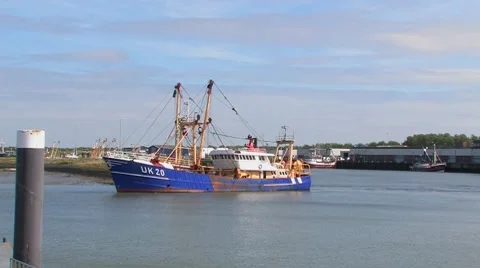 Fish trawler leaving harbour at Dutch wadden islands 库存影片 7735344