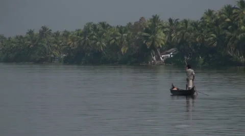 Fisherman in bacwaters in Kerala Stock Footage 52157476