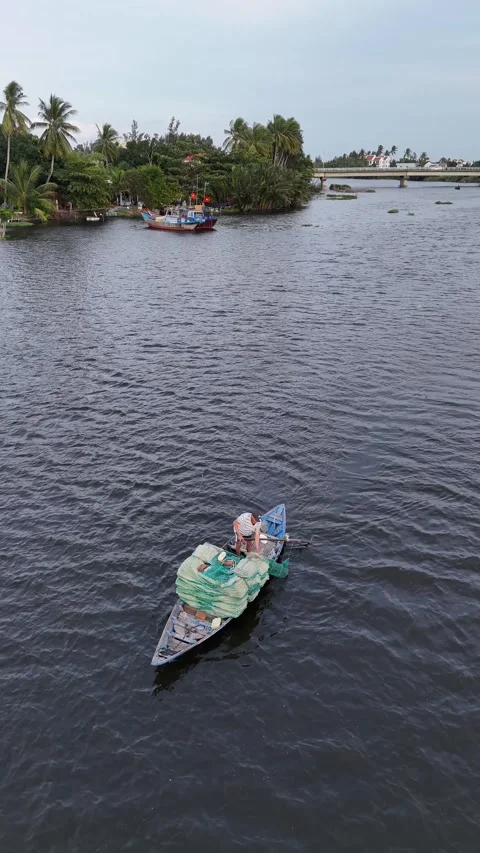 Fisherman Casting a Net on an Asian River in Hoi An, Vietnam Video stock 335846446