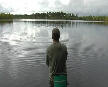 The fisherman fishes 库存影片 262753