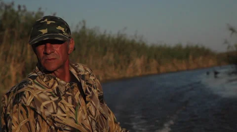 Fisherman floating on a boat on the river Video stock 39652158