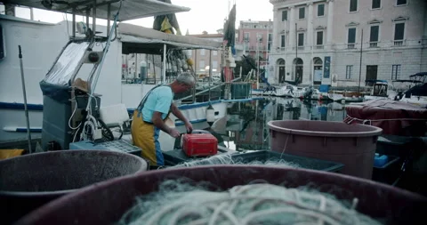 Fisherman getting ready to fish early in the morning Stock-Footage 161166972