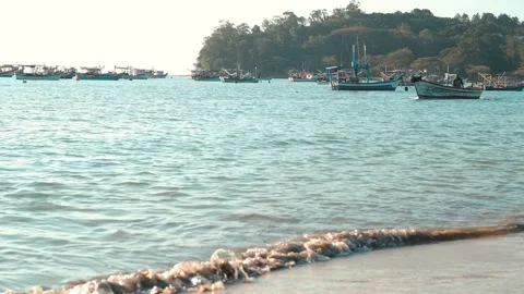 Fisherman with mask passing in front of the camera 스톡 동영상 138539589