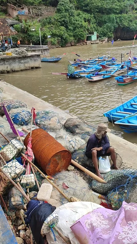 Fisherman from north oceans Video stock 233686606
