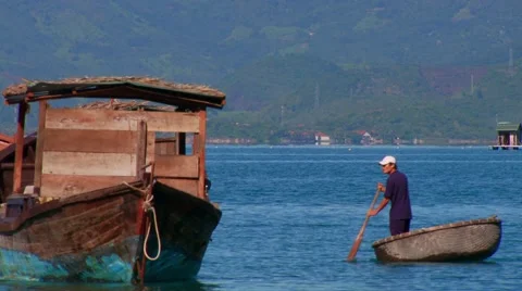 Fisherman paddling in coracle Stock Footage 54591551