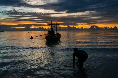 Fisherman prepare to work in dawn Stockfoto's