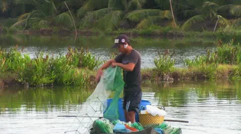 Fisherman pulling in his net Видео 12377309
