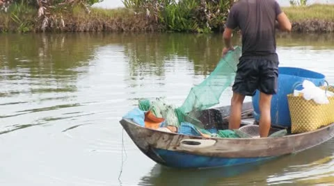 Fisherman pulling in his net Видео 22289737