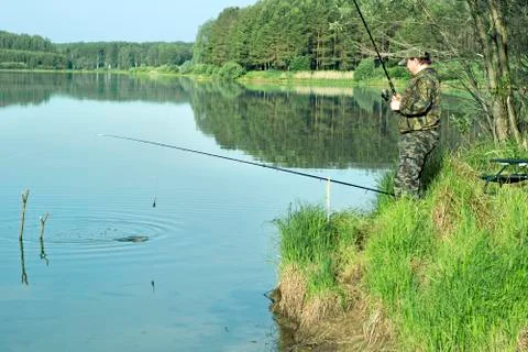 The fisherman pulls the fish ashore Foto stock