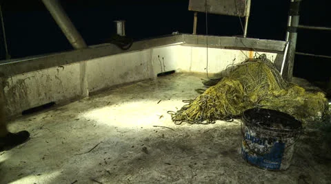 Fisherman pulls net 2 Vídeos de archivo 23412519