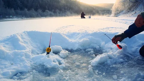 Fisherman on a river at winter sunny day 库存影片 122448053