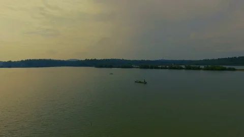 Fisherman rowing his boat In a river. Vídeo Stock 80206752