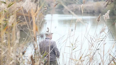 Fisherman with spinning on the river. Vidéo 43744492