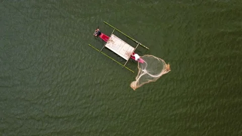Fisherman throwing his net 動画素材 145298696
