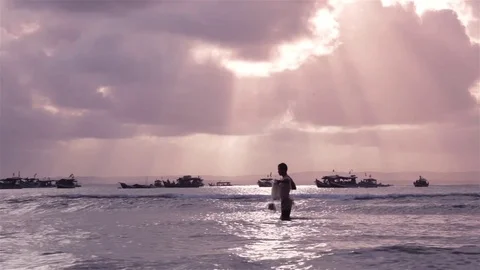 Fisherman throwing net at sunset Video stock 71708038