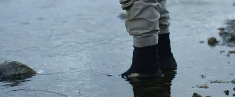 Fisherman walking in river Vidéo 68494321