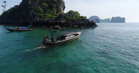 Fisherman working an aging outboard on a longtail Vidéo 71302100