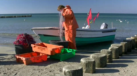 Fisherman working on the Beach - Baltic Sea, Northern Germany Vidéo 33790216