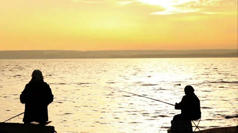 Fishermans on the calm sunset seaside 動画素材 33752476