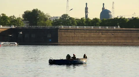 Fishermans on the river Neva in front of Piter and Paul fortress Video stock 68094789