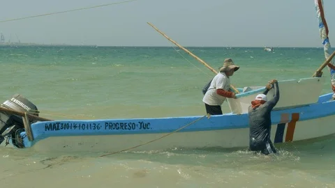 FISHERMEN AND BOATS AT PUERTO PROGRESO LIFE IN MERIDA YUCATAN MEXICO. Video stock 100799229