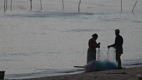 Fishermen are dragging their nets to catch fish on the coast. Видео 131605025